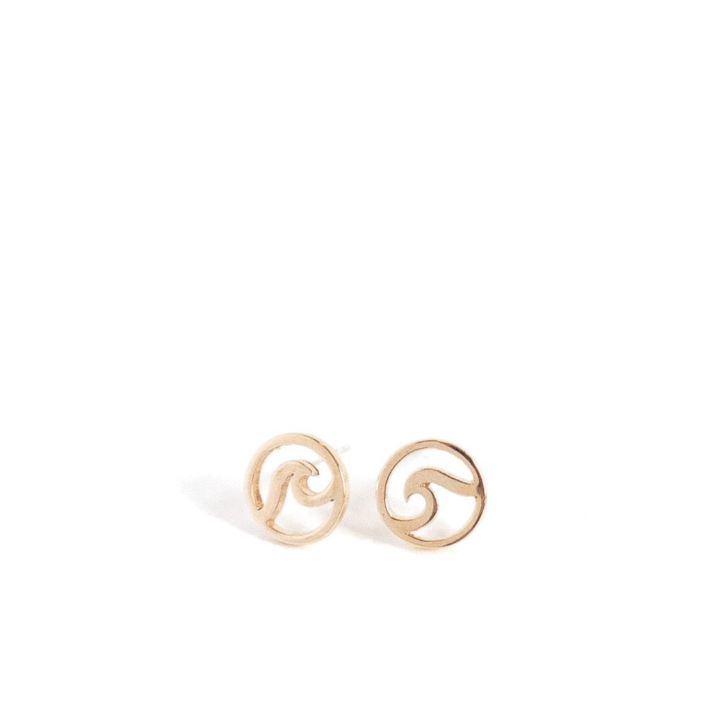 small gold studs with a wave in the middle